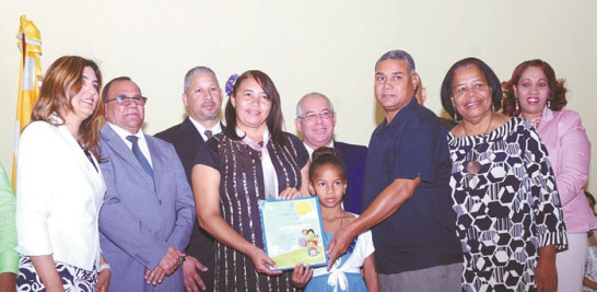 Familia de la Regional 10 junto a autoridades del Ministerio de Educación (MINERD).