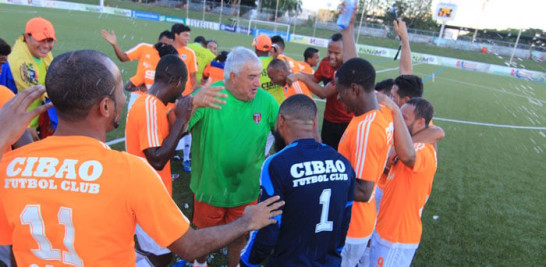 El Director Deportivo del club Cibao FC, el español Albert Benaiges, festeja junto a sus jugadores el triunfo alcanzado este domingo.