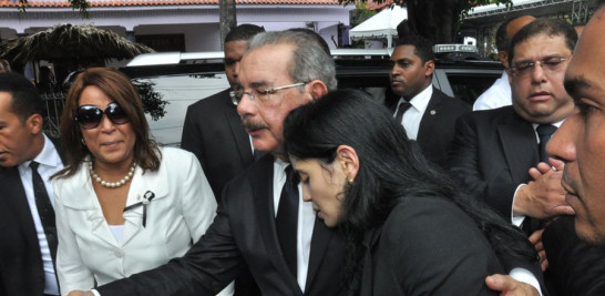 El presidente Danilo Medina junto a la viuda del alcalde Juan de los Santos, Berlinesa Franco.