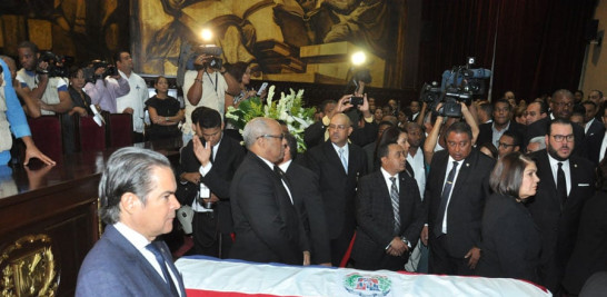 Senadores y diputados rindieron honras fúnebres en horas de la mañana al alcalde Juan de los Santos en el Congreso Nacional.