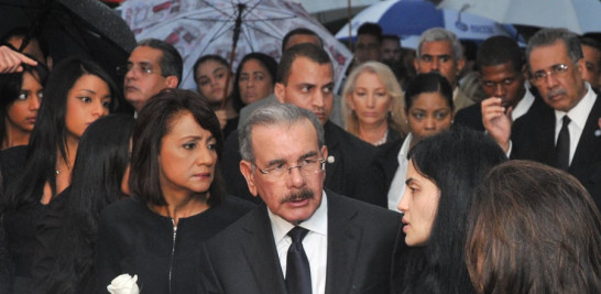 Tristeza. El presidente Danilo Medina y su esposa Cándida Montilla de Medina conversan con la viuda de Juan de los Santos, Berlinesa Franco, previo a depositar flores en honor del asesinado alcalde.