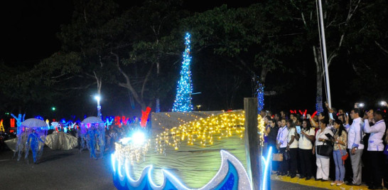 Escenario. Un espectáculo de luces y colores adorna los Jardines del Gran Teatro del Cibao.