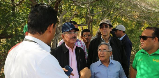 Observación. El presidente Danilo Medina, acompañado del secretario de la Presidencia, Gustavo Montalvo, conversó con los encargados del Puerto de Manzanillo, durante un recorrido por la costa Noroeste del país.