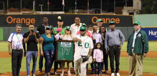 Jonathan Quezada, nieto de Silvano Quezada al momento de realiza el lanzamiento de honor durante el acto en que fue retirado el número 17 que utilizó el extindo lanzador.