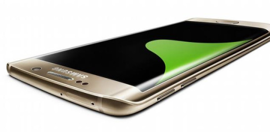 Samsung Galaxy S6 edge+. Posee una doble pantalla curva Quad HD de 5.7 pulgadas, una  memoria RAM de 4GB y la cámara más avanzada de Samsung para realizar fotografías y vídeos de alta calidad. Se puede cargar por cable y de forma inalámbrica ultra rápida. Es compatible con Samsung Pay, el servicio de pagos de la surcoreana.