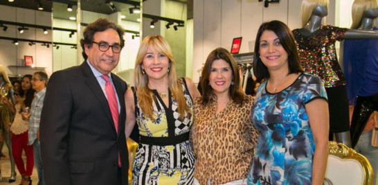 Virgilio Pou, Erika Bogaert, Gina de Bogaert e Irene Mercado.