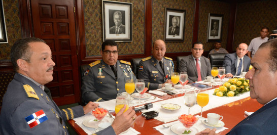 Encuentro. El jefe de la PN, Nelson Paredes Peguero, responde preguntas del director de Listín Diario, Miguel Franjul, durante el Desayuno, al cual asistió acompañado de los generales de brigada, Claudio Peguero Castillo y Máximo Baéz Aybar, así como de los asesores Miguel Rodríguez Viñas y Pablo Herrera Maluf.