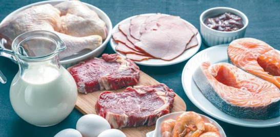 Ricos en vitamina B12: Quesos, yogur, huevos, leche, sardinas, atún, salmón, mariscos, hígado, carne de cerdo, ternera, cordero, paté y aves.