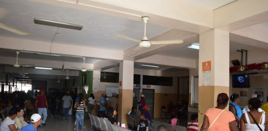 Pacientes en el área de consulta externa del Hospital Regional Universitario Jaime Mota