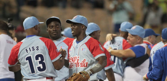 Jugadores del equipo de Cuba festejan la victoria obtenida esta madrugada sobre la República Dominicana, la cual le permitió avanzar hasta la ronda semifinal, la cual disputarán esta noche frente a México.