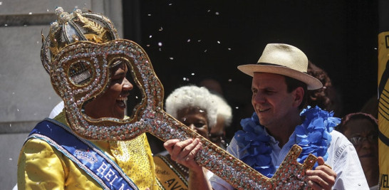 El alcalde de Río de Janeiro, Eduardo Paes (d), entrega la llave de la ciudad al "Rey Momo" del Carnaval de Río de Janeiro, lo que representa la apertura oficial del evento hoy, viernes 5 de febrero de 2016. EFE