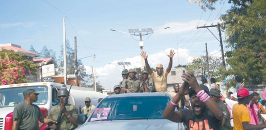 Medida. Un grupo de hombres armados en uniforme salieron a las calles de Puerto Príncipe, con el fin de contrarrestar las protestas antigubernamentales. Posteriormente se informó que el grupo era de exmiembros del Ejército haitiano.