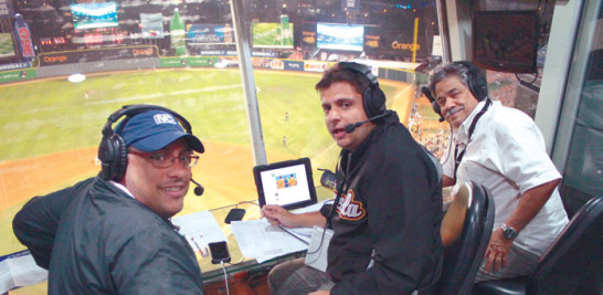Freddy Chersia, Pedro Ricardo Maio y Luis Núñez (coordinador) trasnmiten la Serie del Cribe para la televisora venezolana IVC.