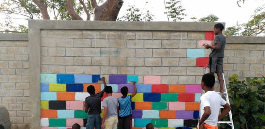Los chicos en plena faena. Poco a poco, el muro cobró vida. Me encanta el color comenta al respecto Adrián-. Me encanta lo que trasmite cada uno, como cambia todo con el color. Adrián Torres