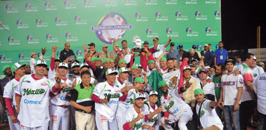 Los campeones Venados de Mazatlán celebran en el pódium el segundo título alcanzado por el equipo en la Serie del Caribe y el noveno de
México en su historia.