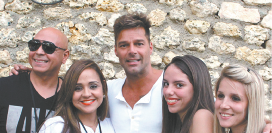 Encuentro. Patricia Hernández, gerente de Mercadeo de Listín Diario, comparte con Ricky Martin y seguidores del artísta.