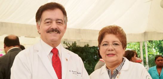 Los doctores Ernesto Díaz Álvarez y Mayra Melo, director médico y subdirectora del IDC.