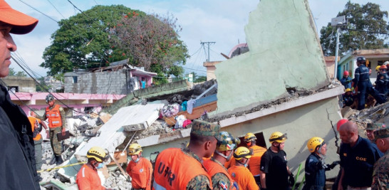 Asistencia. Miembros de los organismos de socorro, estuvieron en el lugar, hasta descartar víctimas bajo los escombros.