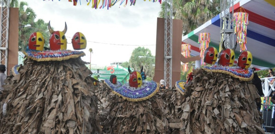 Los platanuses de Cotuí durante su participación, el año pasado, en el Desfile Nacional de Carnaval. Esta es la comparsa del veterano caretero y carnavalero Jesús María. Listín Diario.