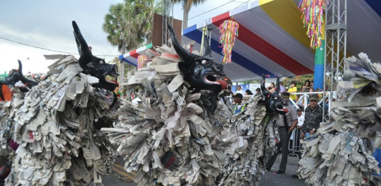 Los papeluses, el personaje estrella del carnaval de Cotuí, el que nos representa culturalmente, dice Rincón. En la imagen se los ve en el Desfile Nacional de Carnaval. Listín Diario.