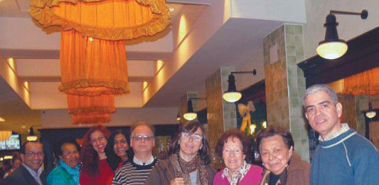 Escritores. Integrantes del taller literario junto a Fausto Leonardo, fundador de AFESPENCER.