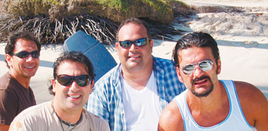 Ricardo Arjona, George Nader durante el rodaje de un video en la playa Costa Esmeralda de Miches.