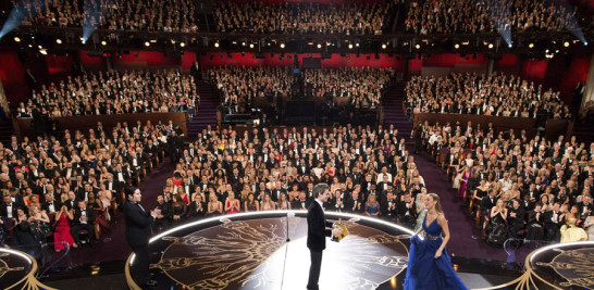 La actriz Brie Larson (dcha) acepta el Óscar a la mejor actriz por su papel en "Room" de manos del actor Eddie Redmayne (c) durante la gala de la 88 edición de los Premios de la Academia de Cine estadounidense (AMPAS) en el Dolby Theatre, Hollywood, California (Estados Unidos) el 28 de febrero de 2016. EFE