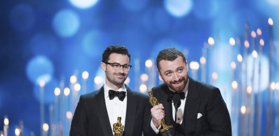 Sam Smith (dcha) y Jimmy Napes (izq) reciben el Óscar a la mejor canción original por el tema "Writing's on the Wall" de la película "Spectre".