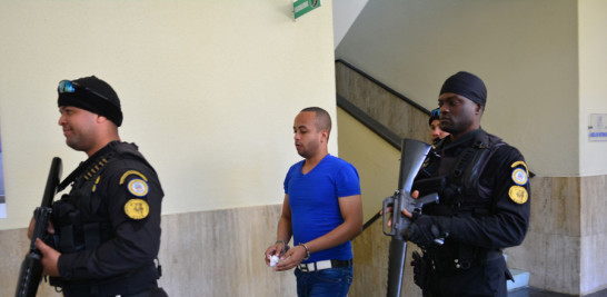 Acusación. Frankelis Holguín Medina, acusado de incendiar un vagón del Metro de Santo Domingo, es conducido ayer al Cuarto Tribunal Colegiado del Distrito Nacional, por agentes policiales.
