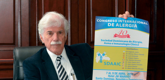 El doctor José González Cano muestra el afiche sobre la actividad científica que organiza la entidad que preside.
