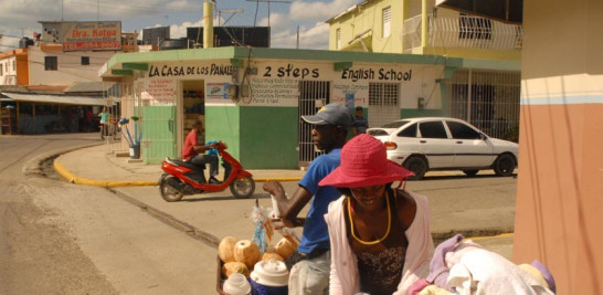 Presencia. Los vendedores haitianos de ropas y cocos están por doquier en las calles de Higu¨ey, lo que evidencia su crecimiento desordenado, especialmente tras el terremoto del 12 de enero del 2010.