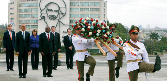 Ceremonia. El presidente Barack Obama, izquierda, y el secretario de Estado, John Kerry, detrás izquierda, observan a la guardia de honor durante una ofrenda floral en el Memorial José Martí en la Plaza de la Revolución en La Habana, Cuba, ayer lunes.