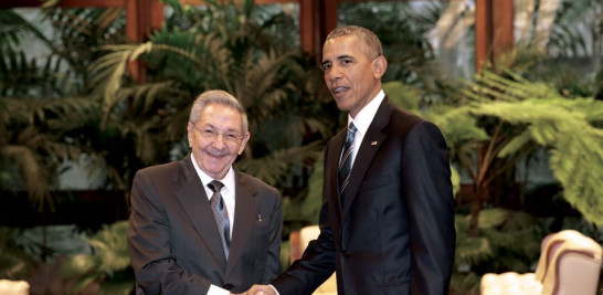 Relaciones. Raúl Castro y Barack Obama se saludan, sonrientes, ante los periodistas.