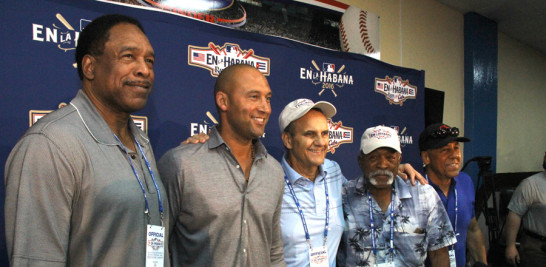 De izquierda a derecha, Dave Winfield, Derek Jeter, Joe Torre, Luis Tiant y José Cardenal, participan durante una rueda de prensa en La Habana (Cuba) sobre el partido entre los Rays de Tampa Bay y la selección de Cuba.