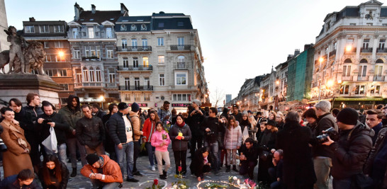 Congojas. La gente lleva flores y velas y llora en la Place de la Bourse en el centro de Bruselas. Las bombas explotaron en el aeropuerto de la capital y una de las estaciones de metro de la ciudad el martes, matando e hiriendo a decenas de personas.