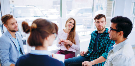 Diálogos. En las empresas es importante que se realicen encuentros entre los empleados para que socialicen y cuenten sus inquietudes. Ello ayudará a evitar casos de acoso y garantizar la salud emocional.