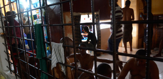 Prisión. Varias personas juegan a las cartas al lado de los barrotes en una de las celdas del "Patio".