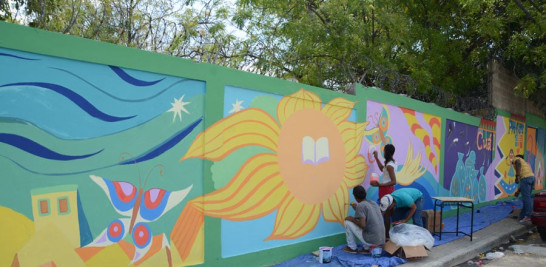 Colaboración. Estudiantes y comunitarios participaron en la realización del mural educativo en la comunidad de Cienfuegos, en Santiago.