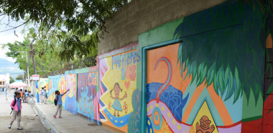 Gracias a este bello mural esperamos mantener lejos la basura que antes se acumulaba delante del centro, dijo María Marte, directora de la escuela Emma Balaguer. El mural mide 75 x 2 metros.