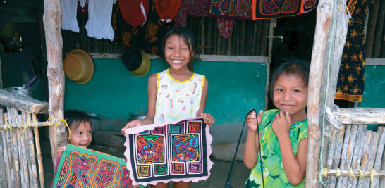 Demostración. Jovencitas de Isla Tigre muestran sus labores manuales a los visitantes. Algunas son puestas en lugares visibles en el frente de las chozas y hasta pueden ser ofertadas en venta.