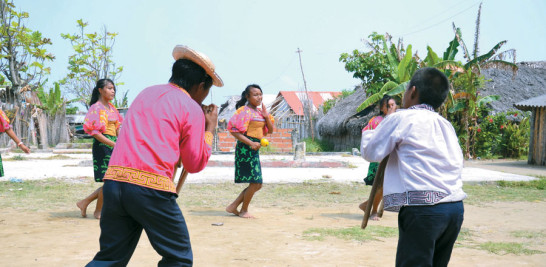 Recibimiento. Un maestro Kuna guía a los jóvenes que tocan la flauta y bailan para recibir a los visitantes, previo aviso de llegada.