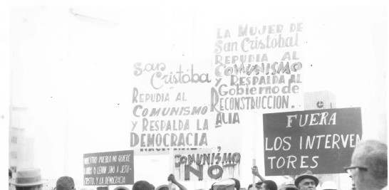 Una manifestación, el 26 de mayo de 1965, de ciudadanos opuestos al gobierno constitucionalista que encabezaba el coronel Caamaño, cuyos adversarios le atribuían inclinaciones castristas sin imaginar que en 1973 regresaría al país precisamente desde Cuba encabezando una fallida guerrilla contra el gobierno de Balaguer.
