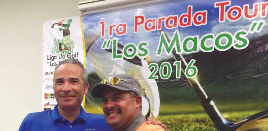 Dennis Batista y Gerardo Genao posan con sus trofeos como Campeones Overall en la 1ra. Parada del Tour Liga Los Macos.