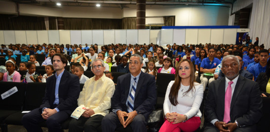 Asistentes. Vista parcial de estudiantes y personalidades que acudieron a la inauguración, entre ellos el exministro de Educación, Melanio Paredes.