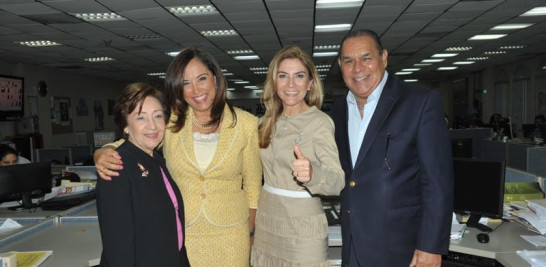 Rosa Gómez de Mejía, Gema Hidalgo, Carolina Mejía y Miguel Franjul, durante la visita a la redacción.