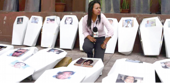 HONDURAS. Frente al Ministerio Público se expusieron 62 ataúdes con la imagen de periodistas asesinados en la última década, y Wendy Fúnez, representante del Comité para la Libre Expresión, pidió que se reduzca la impunidad y que sean esclarecidos estos casos.
