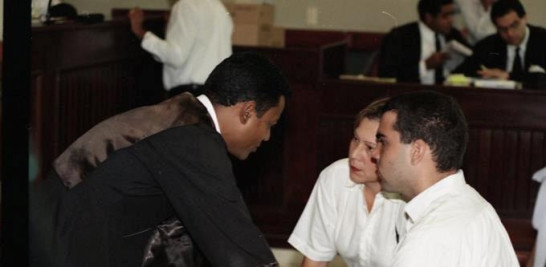 En otro momento del juicio Nora Llenas y su hijo Mario José conversan con uno de sus abogados.