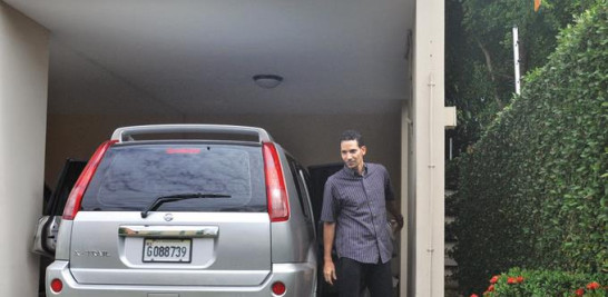En casa. Moliné Rodríguez sale del vehículo donde fue transportado por sus padres, ayer, desde la prisión de Najayo.