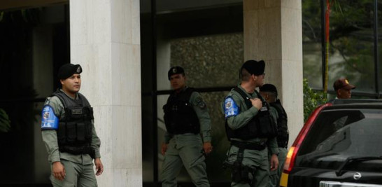 Intervención. Policías custodian la entrada del bufete Mossack Fonseca, en abril pasado, en Panamá.