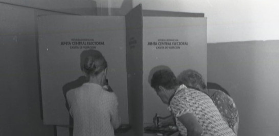 Elecciones 1994: En este año surgió el cambio. Ya los cubículos de votación no eran tan cerrados ni privados, al contrario, pasaron a ser abiertos y compartidos.